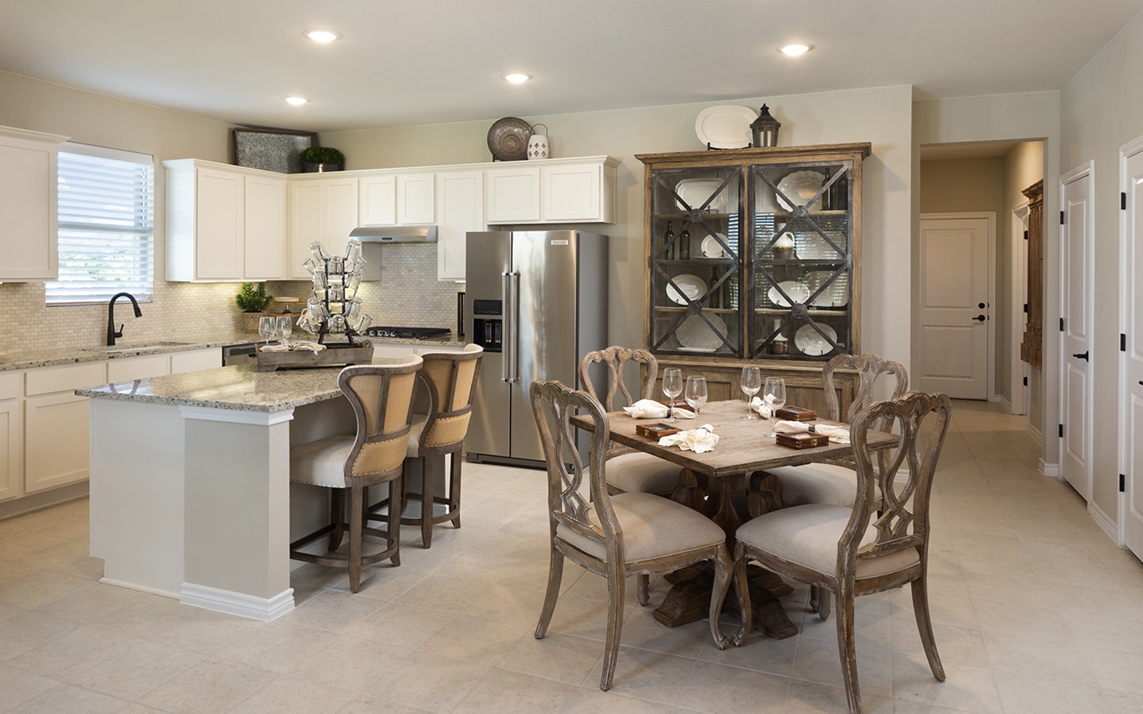 Tremont House - Kitchen and Dining Table