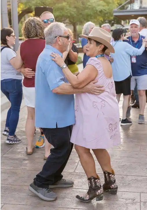 couple dancing at kissing tree